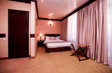 Фото номера Стандартный двухместный номер с 1 кроватью Отель Best Western Plus Paradise Hotel Dilijan г. Дилижан 2